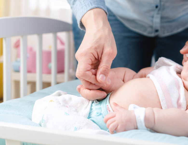 Mon bébé n’a pas uriné depuis plusieurs heures : quand faut-il vraiment s’alarmer ?