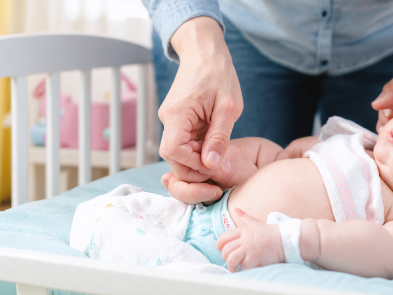 Mon bébé n’a pas uriné depuis plusieurs heures : quand faut-il vraiment s’alarmer ?